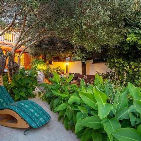 Beautiful Home In Barbat With 2 Bedrooms, Jacuzzi And Wifi 度假居 *