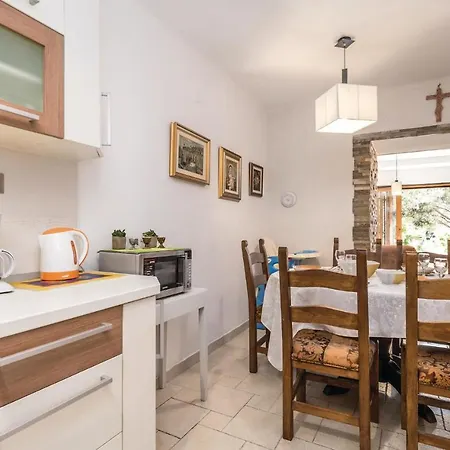 Beautiful Home In Barbat With 2 Bedrooms, Jacuzzi And Wifi 度假居