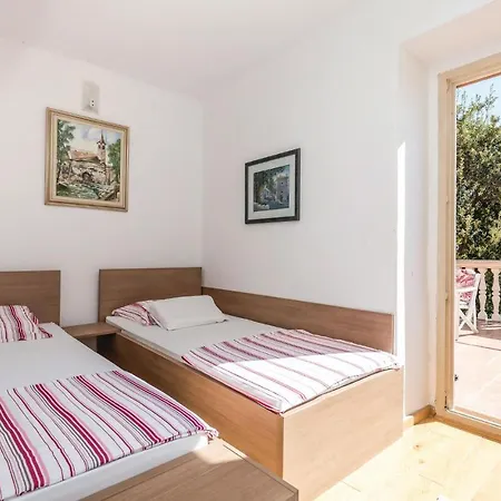 Beautiful Home In Barbat With 2 Bedrooms, Jacuzzi And Wifi 度假居