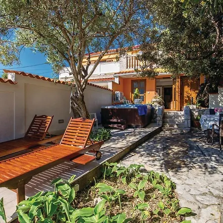 Beautiful Home In Barbat With 2 Bedrooms, Jacuzzi And Wifi 度假居