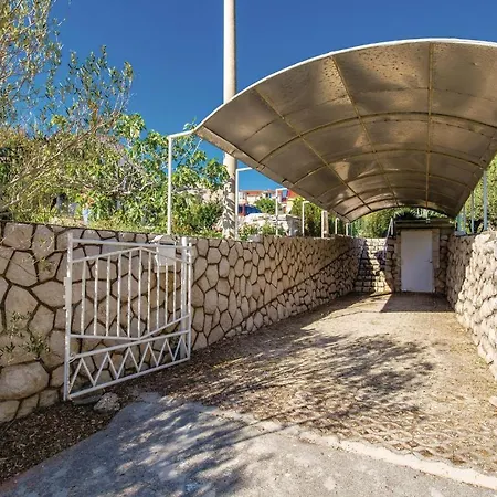 Beautiful Home In Barbat With 2 Bedrooms, Jacuzzi And Wifi * Barbat na Rabu